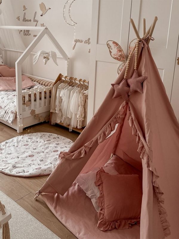 Teepee tent with ruffle edges and carpet, dirty pink